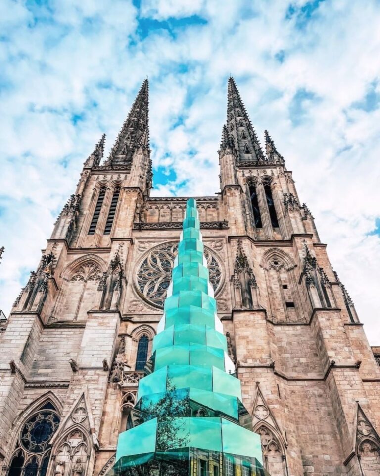 Le grand sapin de Noël en verre de Bordeaux est de retour