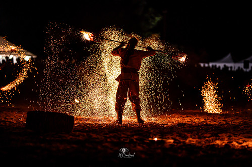Spectacle de feu nocturne au festival médiéval sud gironde
