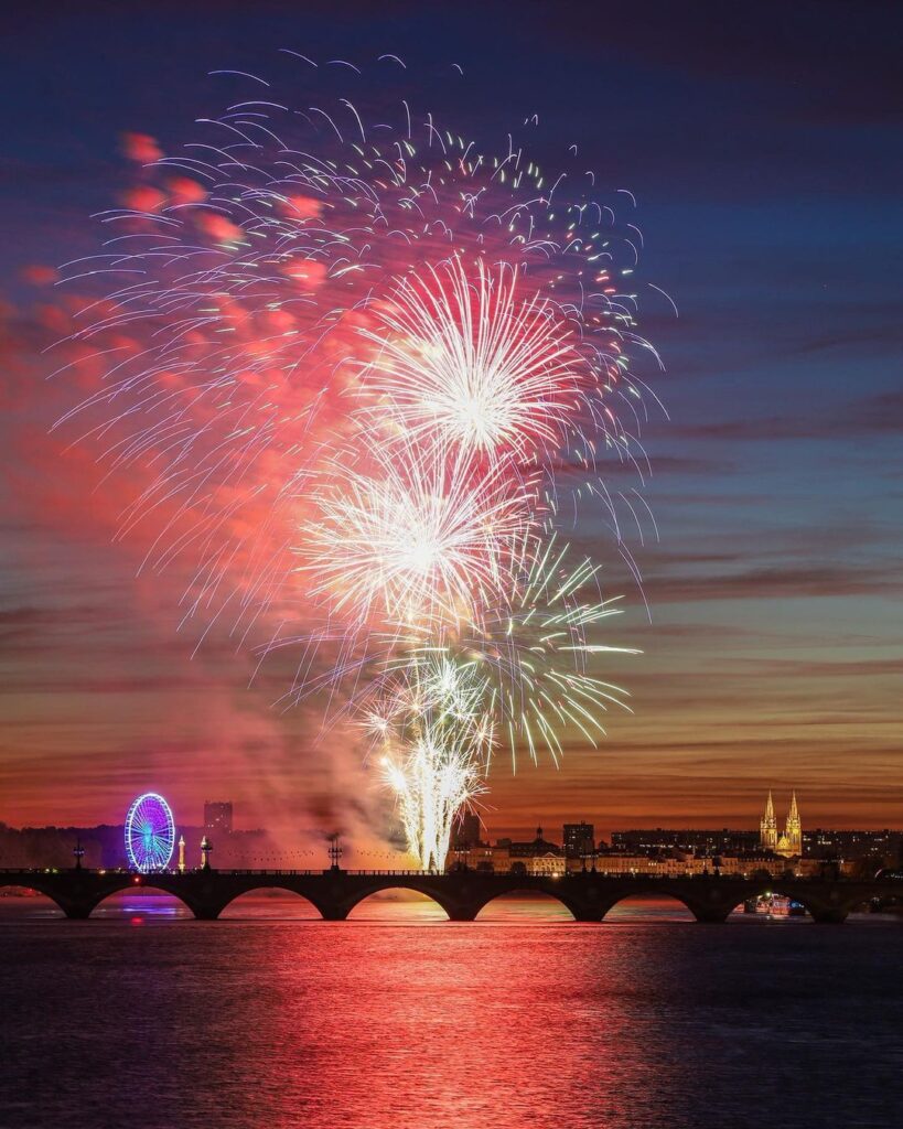 feu d'artifice de Bordeaux tiré sur la Garonne