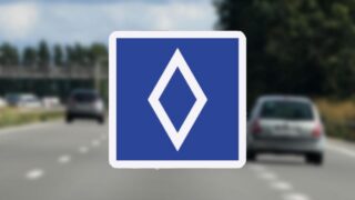 Un panneau de signalisation important a fait son apparition sur la route Bordeaux-Lacanau